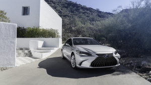 The 2022 Lexus ES 300h is a roomy, high-quality luxury hybrid.