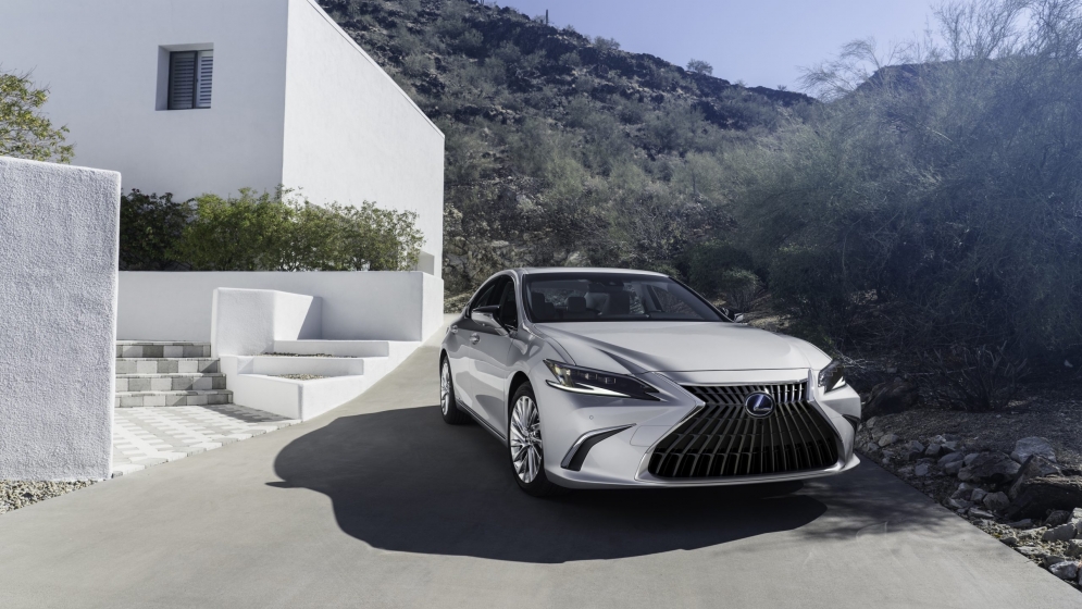 The 2022 Lexus ES 300h is a roomy, high-quality luxury hybrid.