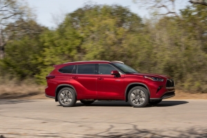 The 2021 Highlander Hybrid offers excellent fuel mileage numbers