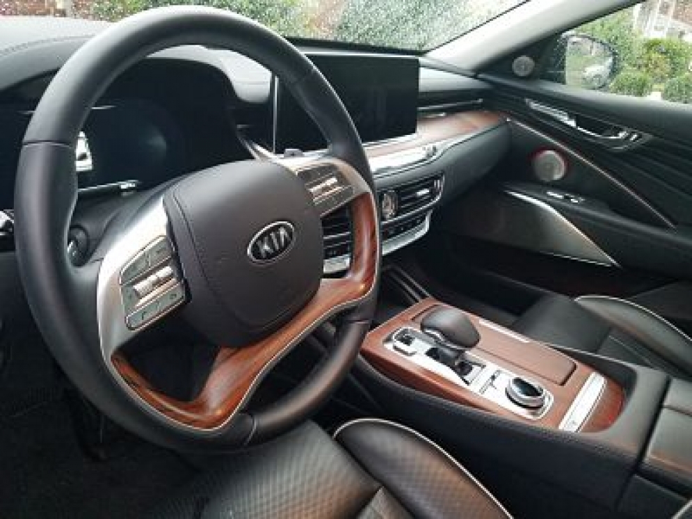 Inside and out, the redesigned 2019 Kia K900 features luxury-level design and materials, putting it on a level with some lofty competition.